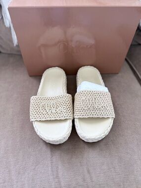 Chloe Women's Beige Raffia Slide Sandals